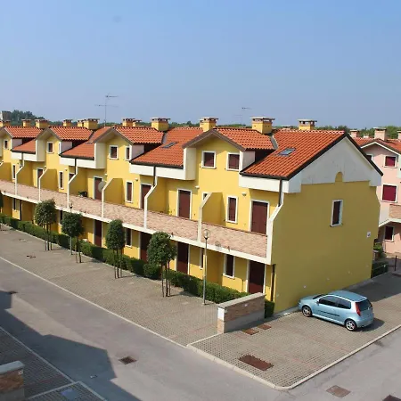 Charming In With A Shared Pool Rosolina